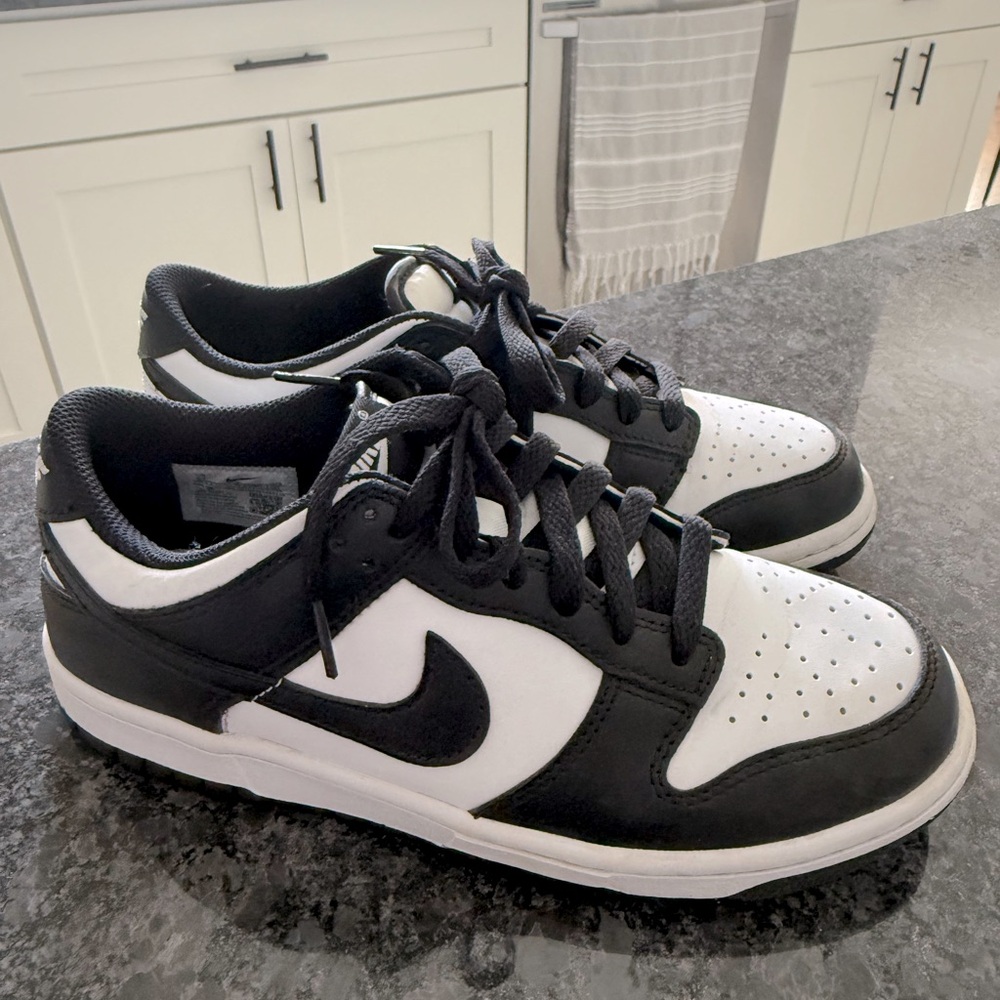 Nike Big Kid’s Panda Dunks Sneaker Dunk Low Size 6